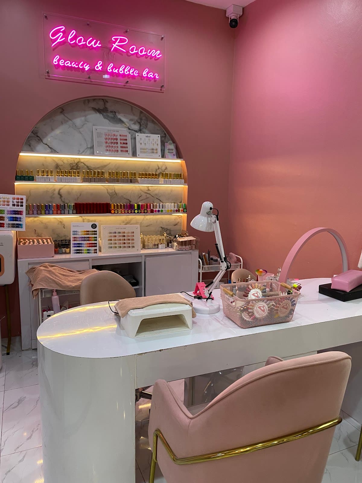 GLOW ROOM (Beauty & Bubble Bar) โ photo 1
