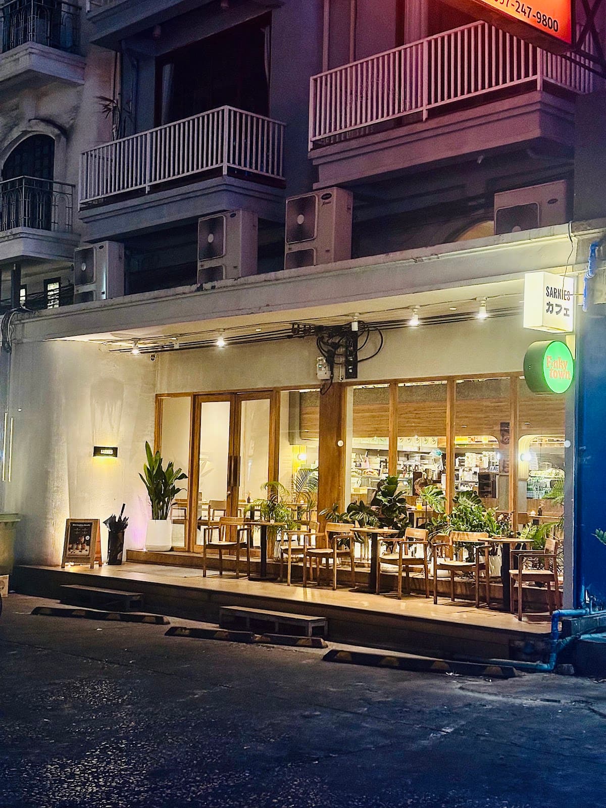 Sarnies Cafe Sukhumvit — photo 1