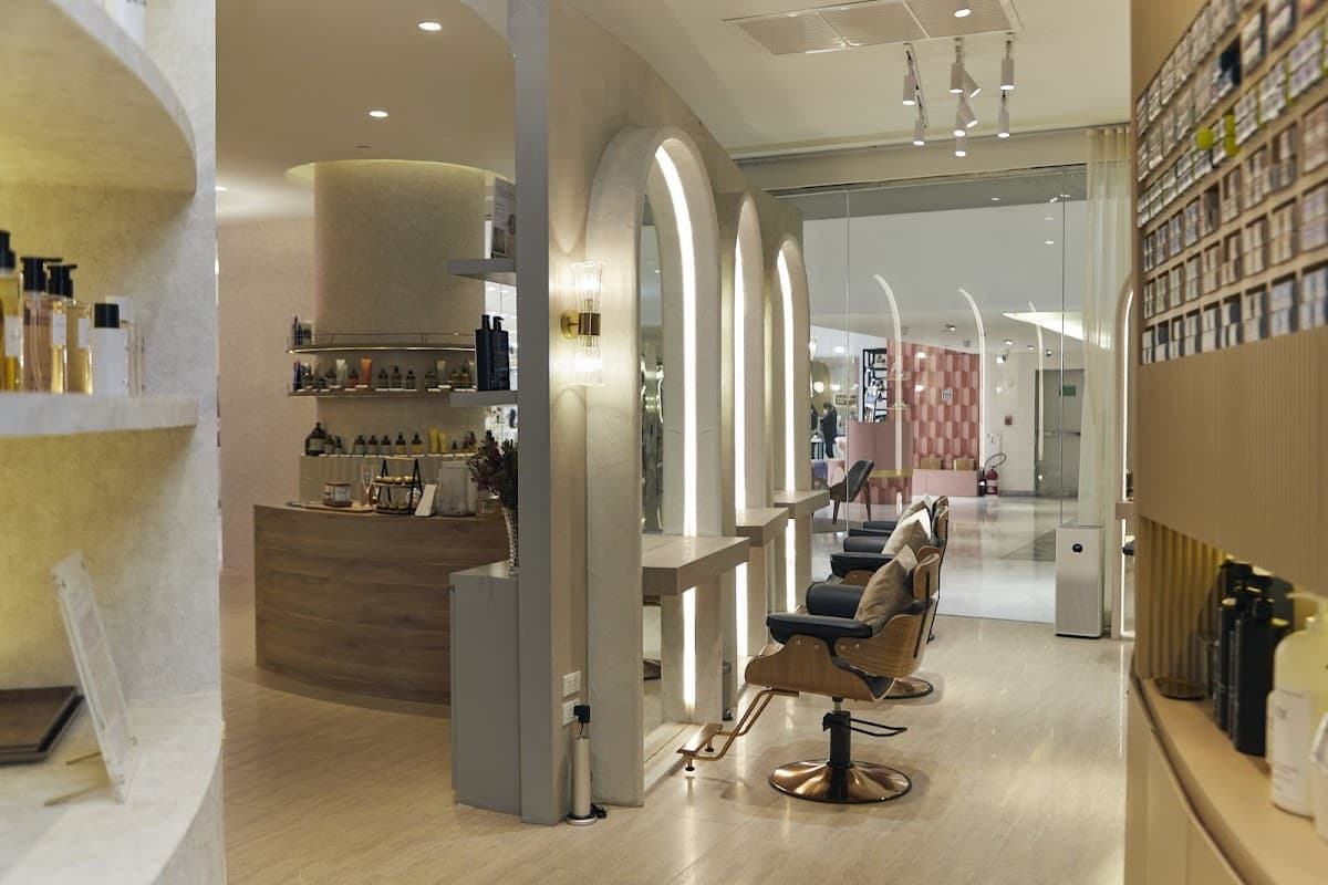 Happening Relaxing Hair & Nail Spa (Emporium) — photo 1